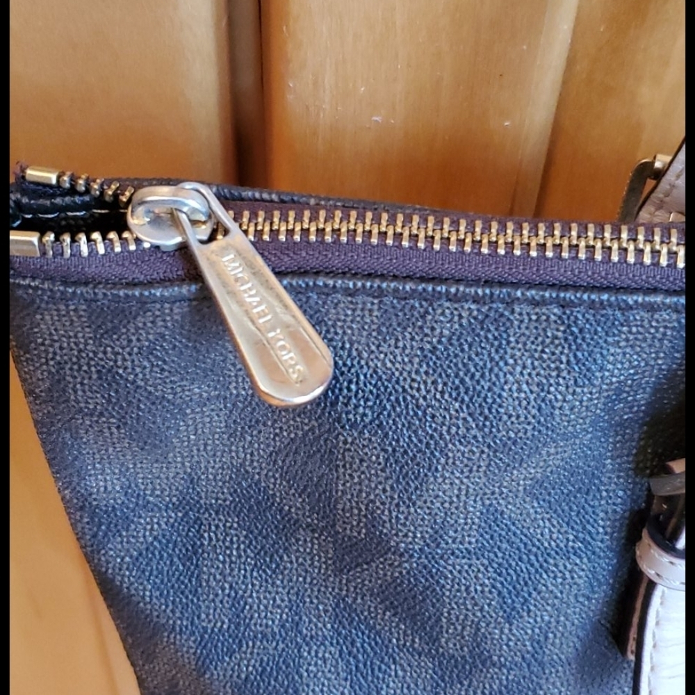 Michael Kors Jet Set Signature Tote - Picture 5 of 16
